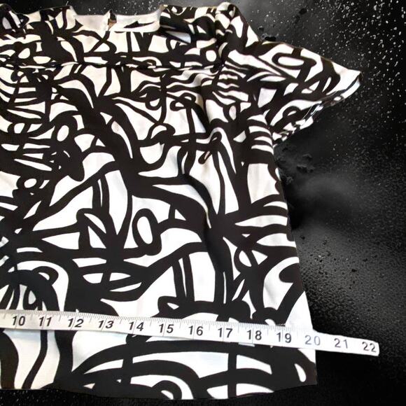 J. Crew 365 Abstract Black & White Cropped Faux Silk Blouse Size 4 - Picture 6 of 10